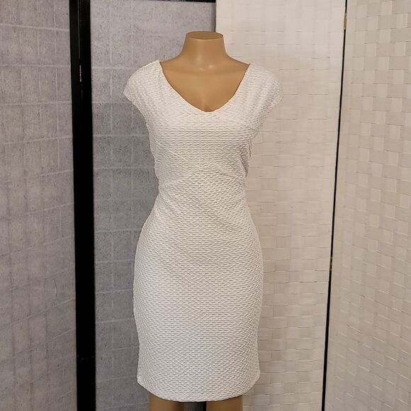 BRAND NEW BISOU BISOU V-NECKLINE TEXTURED SHEATH DRESS - Picture 2 of 12